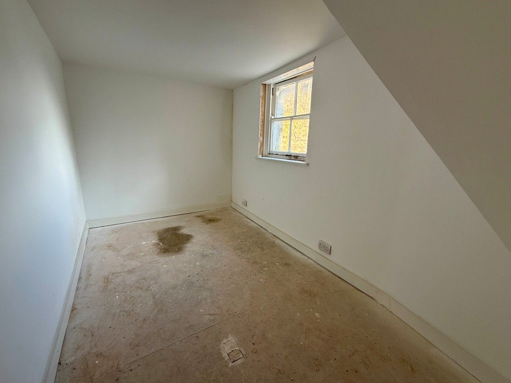 Lot: 29 - SIX-BEDROOM HOUSE FOR IMPROVEMENT - Bedroom six